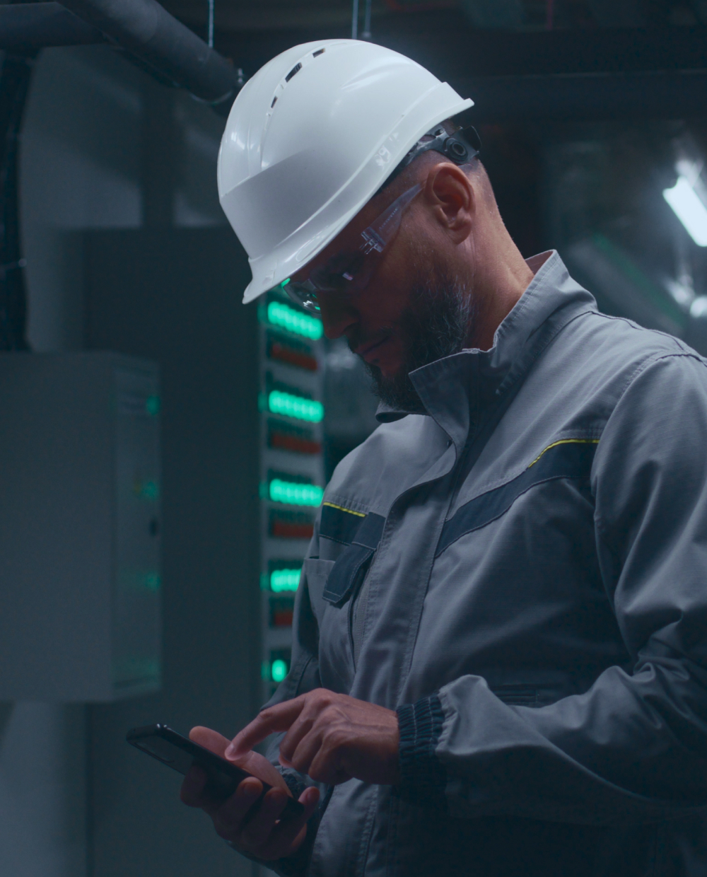 Engineer using the app to send data back to the dashboard